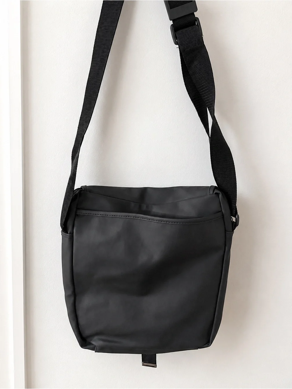 Black Crossbody Messenger Bag - Classic Everyday Carry